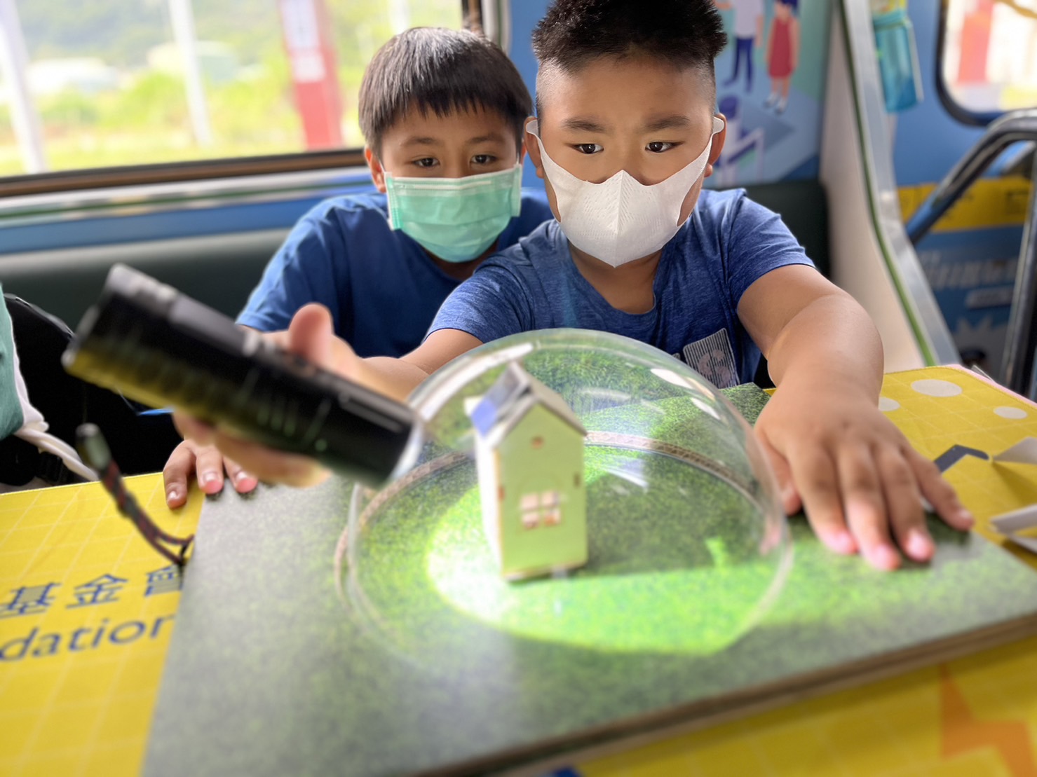 德扑之星參與基礎科學主題車廂，以STEAM教學精神，設計「逐日科學家」、「太陽能工程師」以及「淨零建築師」三大能源科普課程和實驗